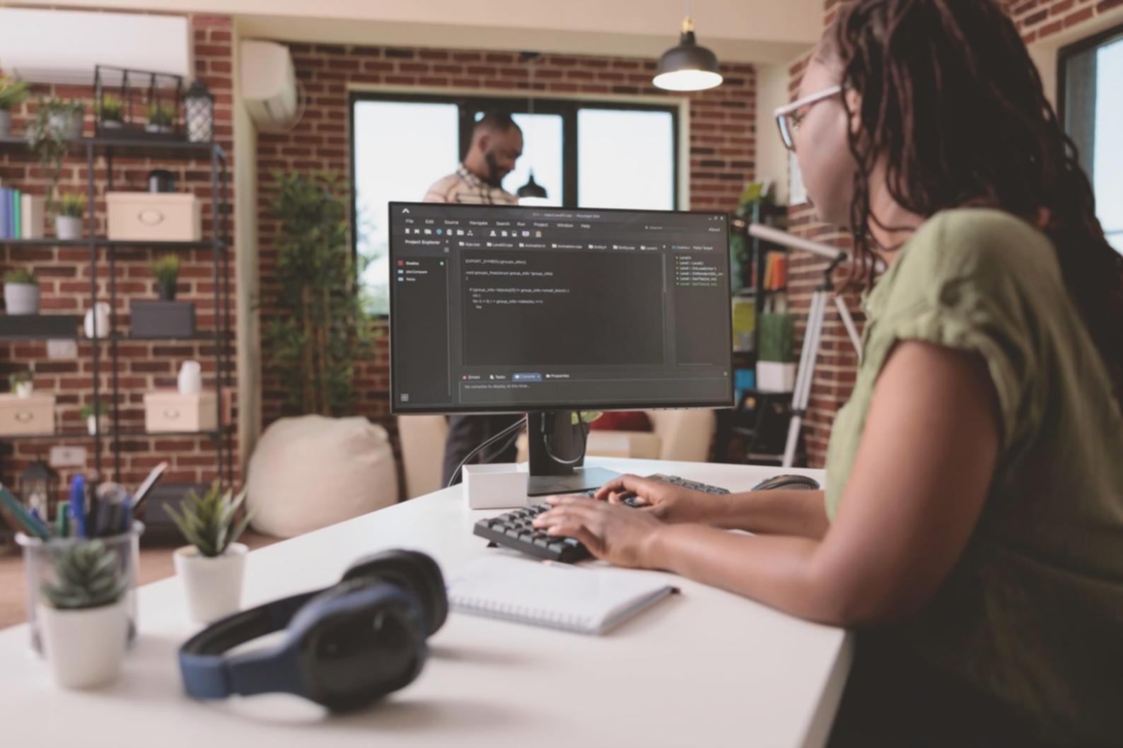 Vývojáři při coding session pracující na API projektech